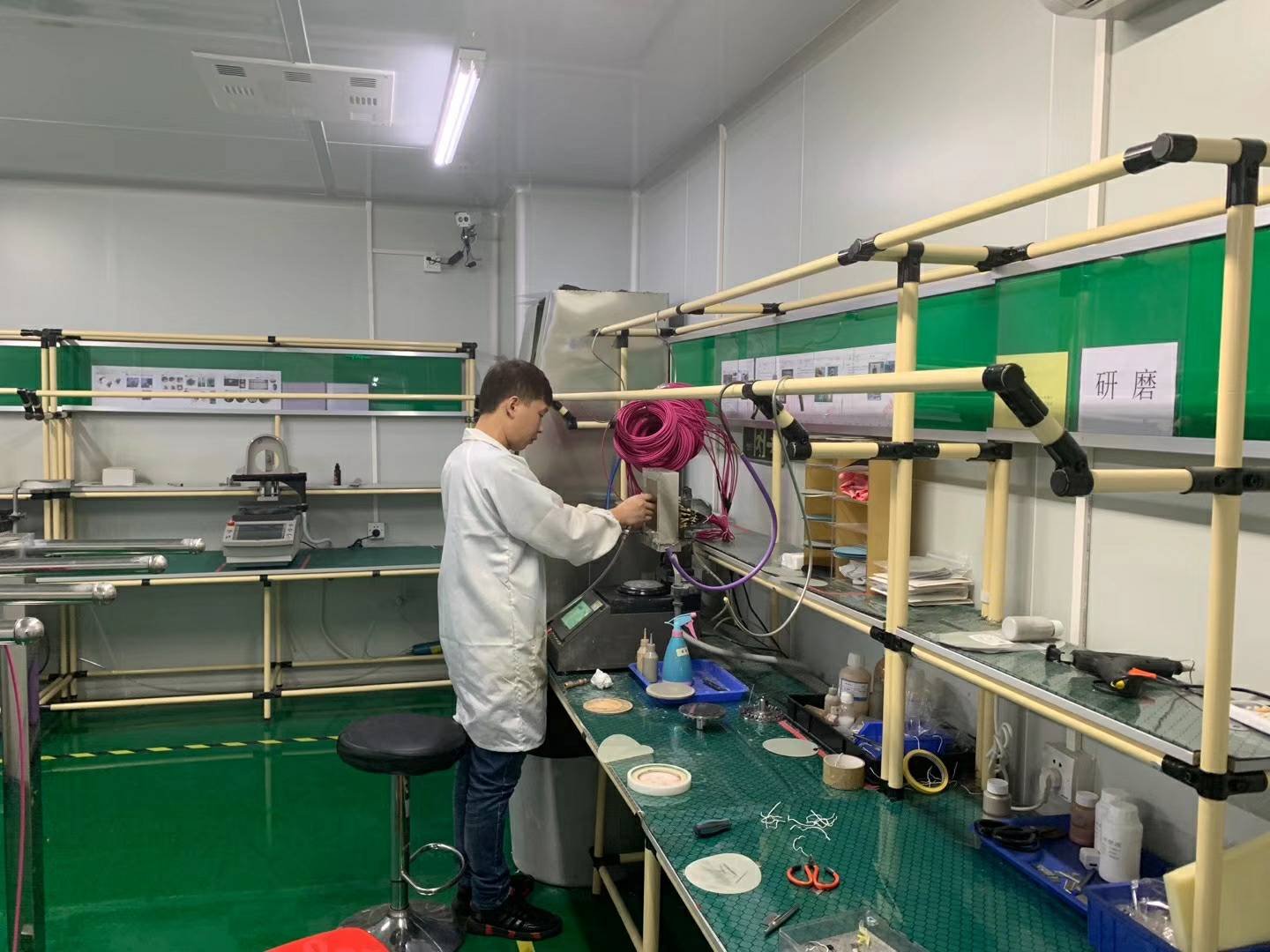 JHT NetFiber technician performing optical fiber assembly