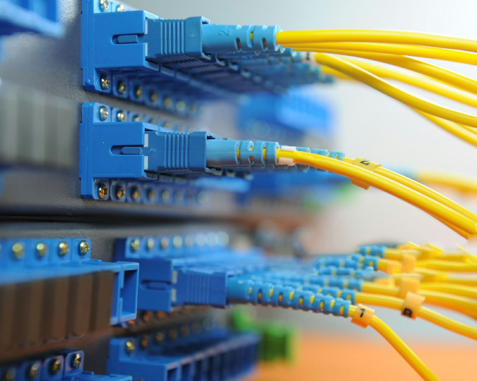 Fiber patch panel connection with organized patch cords